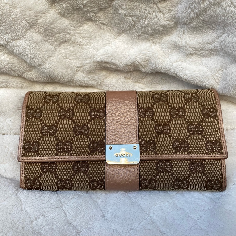Authentic Gucci wallet.  Excellent condition! Tan with rose gold.,